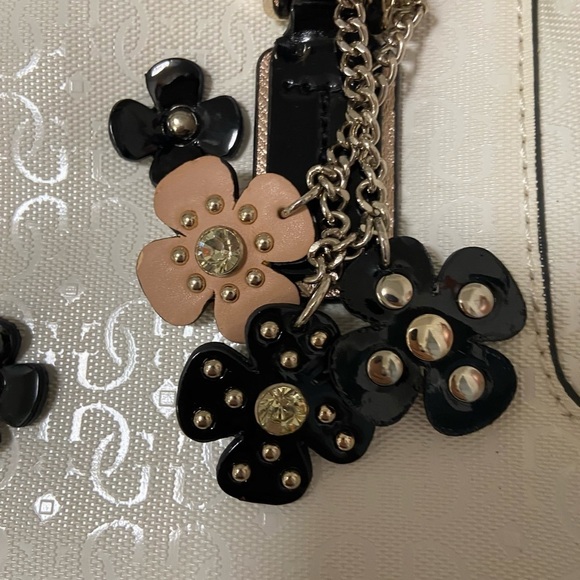 Guess purse cream w black flowers useful but well loved $49 - Picture 4 of 13